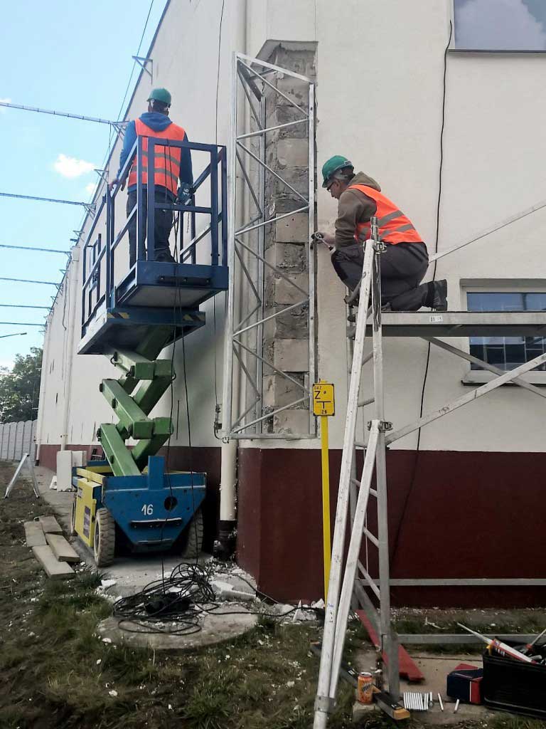 Montaż 6 siatka - montarz, reklama zewnętrzna