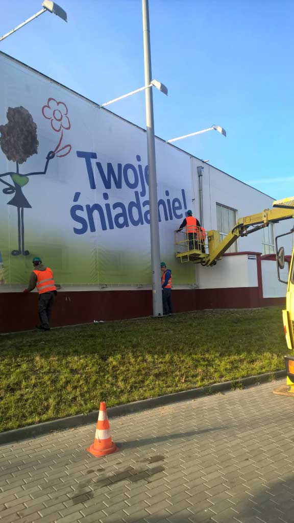 Montaż 8 siatka - montarz, reklama zewnętrzna