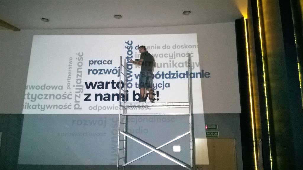 Montaż 9 montaż liter na ścianie