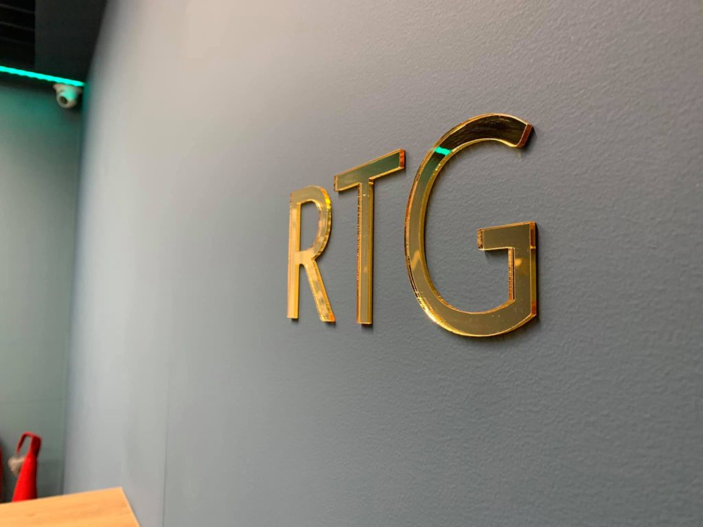 Montaż 4 Litery wykonane z plexi złotej dla kliniki stomatologiczbej Dentomania.